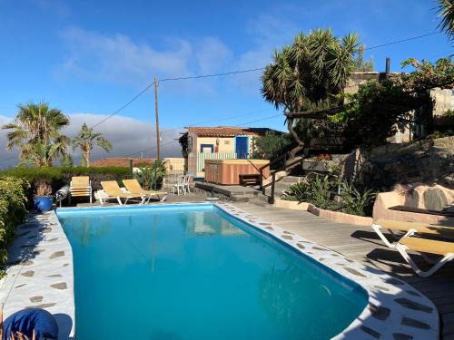 El Jaral House | Relax at Casa Verde: Oceanfront Oasis with Pool & Hot Tub