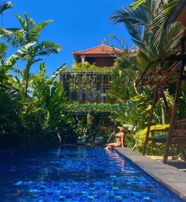 Mengwi House | Discover Casa Verde Guest House with Oceanfront Pool Access
