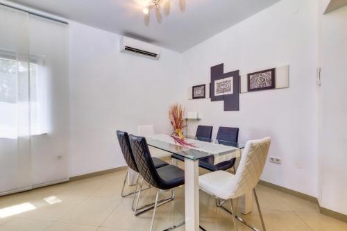 Artatore House | Casa Verde: Oceanfront Retreat with a 9/10 Guest Rating