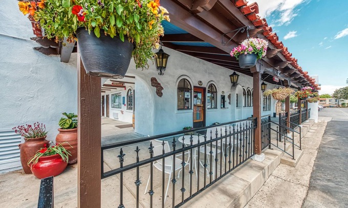 Port Hueneme Hotel | Relaxing Escape at Casa Via Mar Inn with Oceanfront Views