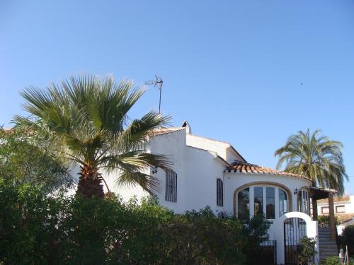 El Tosalet House | Casa Vicenta: Oceanfront Escape with Pool and Family Amenities