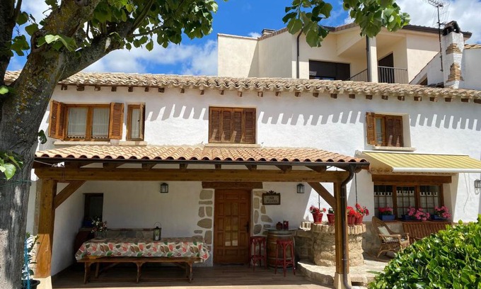 Muruzabal House | Pet-Friendly Casa Villazón I on Camino de Santiago