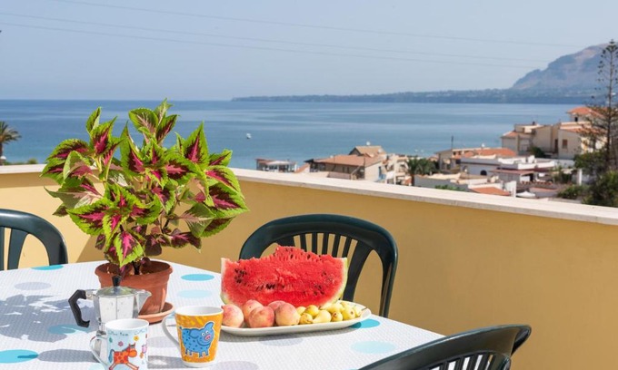 Trappeto Apartment | Casa Viola - Family & Pet Friendly, Steps from the Shore