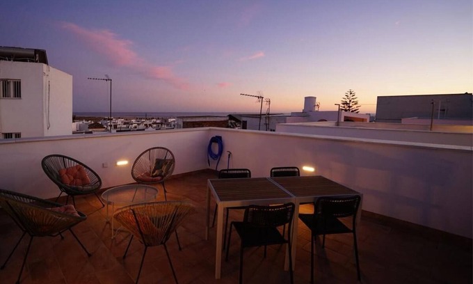 Conil de la Frontera City Center House | Casa Vistalsol: Modern Townhouse with Rooftop Views