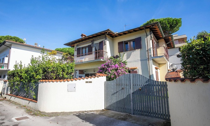 Forte dei Marmi House | Convenient Casa Vittoria: 800m to Sea in Forte dei Marmi