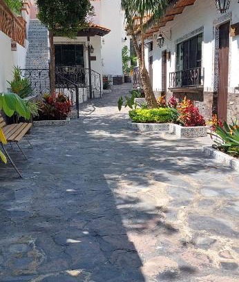Ajijic Hotel | Discover Casa Yollotzin: 4-Star Stay with Pet-Friendly Perks