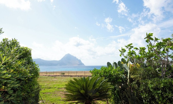 Macari House | Casa Za Lisa: Sea View Retreat with Spa & Hot Tub