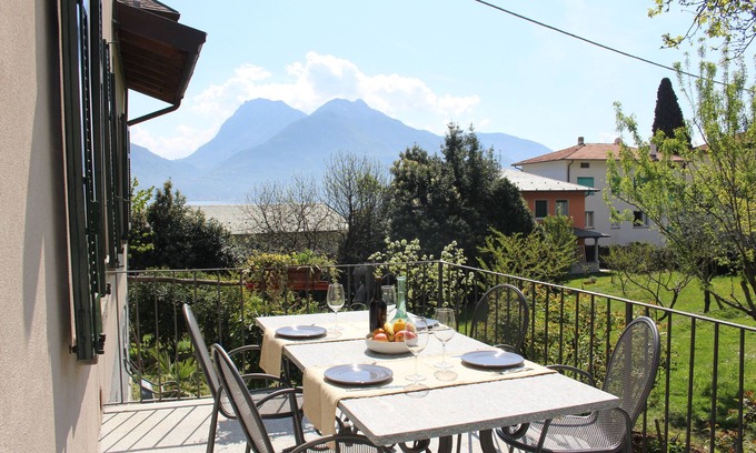Santa Maria - Rezzonico Apartment | Casa Zia Bianca: Oceanfront Apartment with Pool for 4