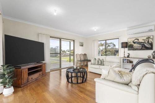 Indented Head House | Elegant Casa Zia: Pet-Friendly Retreat in Indented Head