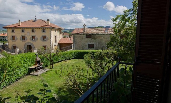 Ibero Cottage | Casa Zubiri-Anocibar I y II: Ideal Stay for 10 Guests