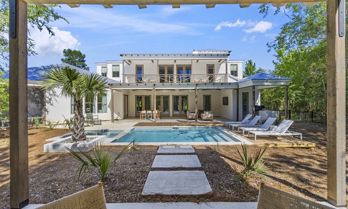 Arp House | Casablanca: Pool, Fire Pit & Luxury at High Hill