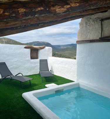 Penarroya de Tastavins Ski Chalet | Casa Castillo: Guest Rated 9.9 with Hot Tub & Pet Friendly