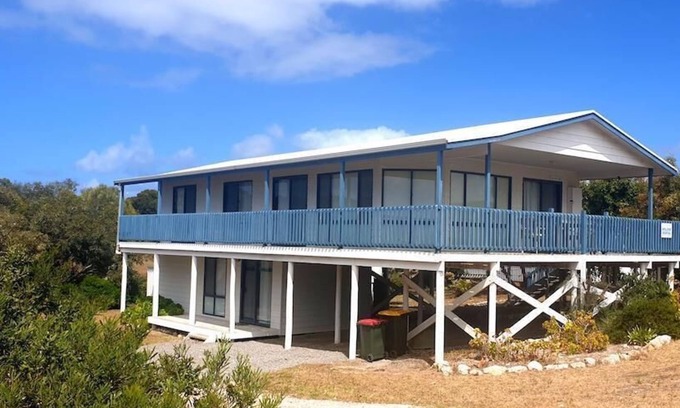 Warrenben House | Casadelmar: Scenic Sea Views and Family-Friendly Amenities