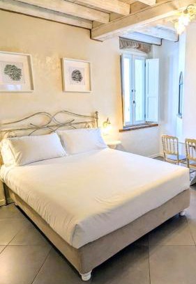 San Benedetto di Lugana Bed & Breakfast | Exceptional Casal del Pigno: Oceanfront Oasis with Pool