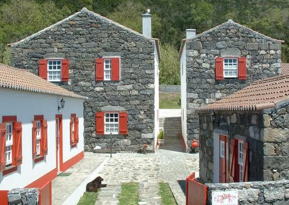 Capelo House | Pet-Friendly Retreat at Casal do Vulcão with Pool & Breakfast