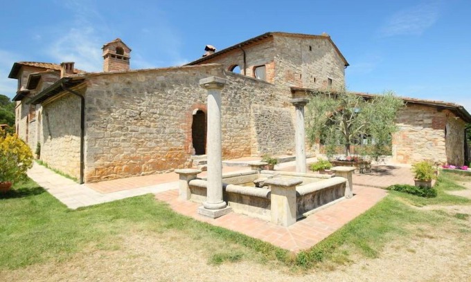 Serre di Rapolano Apartment | Relaxing Retreat at Casale Ischieto with Pool & Spa