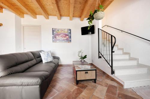 Caprino Veronese Apartment | Inviting Casale la Coccinella Lavanda - 9/10 Guest Rated
