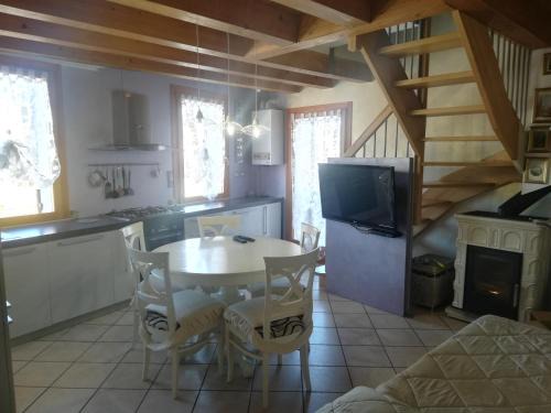 Old Town Apartment | Casamarin6: Guest Rated 9/10 with Hot Tub & Pet Friendly