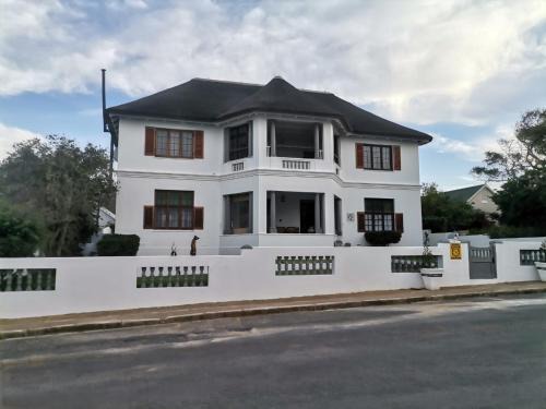 Bredasdorp House | CasaMia: Family-Friendly Retreat with Pool Access