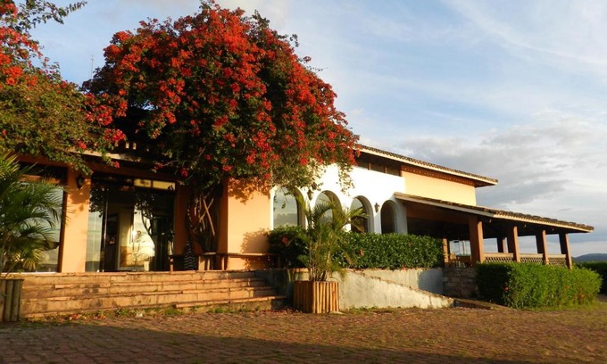 Mucuge Hotel | Discover Casarão Alpina: Pet-Friendly Retreat with Pool