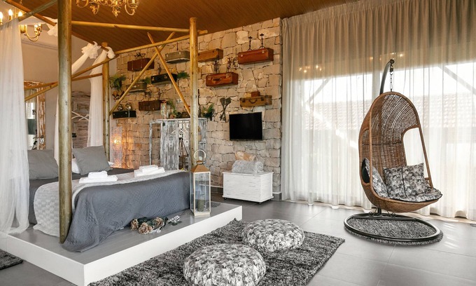 Porto de Mos Villa | Relax at Casas da Gralha - Family-Friendly Retreat in Corvo