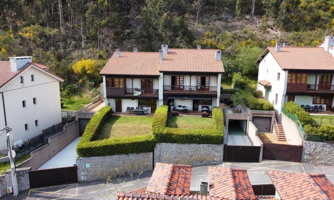 Niembro House | Pet-Friendly Oceanfront Retreat: Casas El Castañedu Awaits