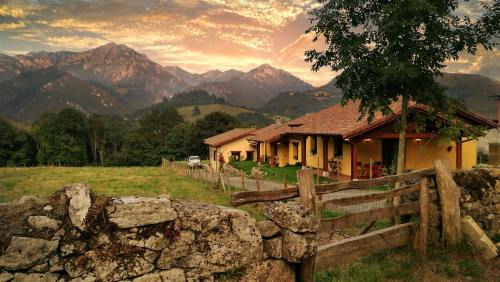 Margolles House | Pet-Friendly Casas Rurales Entrecastaños with Ocean Views