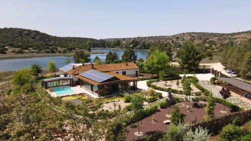 Ossa de Montiel House | Idyllic Casas Rurales Laguna La Tinaja - Guest Rated 9.8