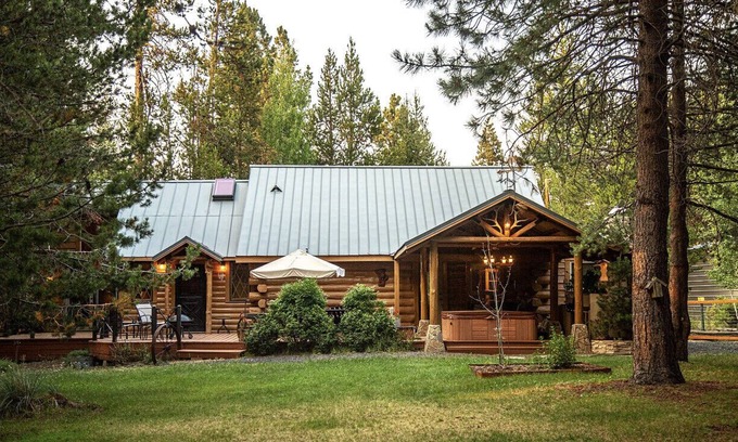 Three Rivers House | Cascade Basecamp: Private Retreat with Hot Tub & Pet-Friendly