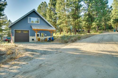 Cascade House | Scenic Cascade Cabin Hideaway - Family Friendly & Cozy