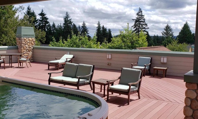 Bainbridge Island Condo | Ideal Cascade Retreat with Rooftop Deck and Inviting Sauna