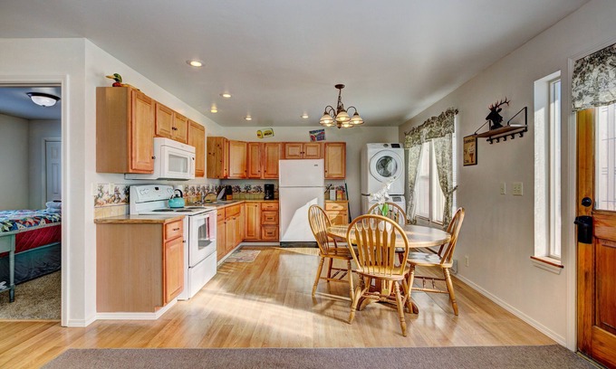 Cascade Hotel | Eco-Friendly Cascade Lake Inn with Pool and Hot Tub Access
