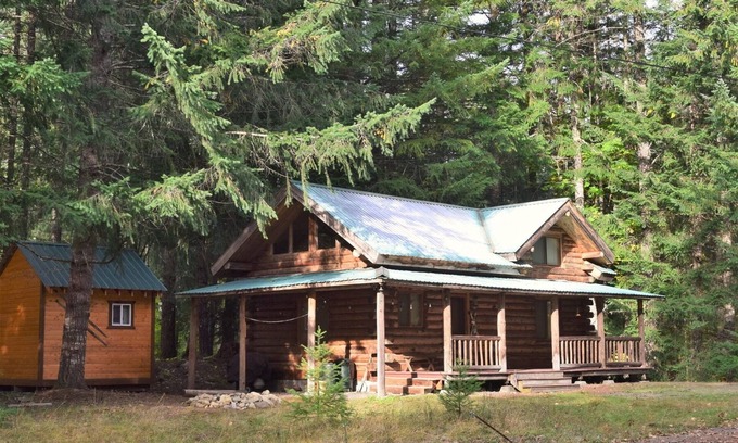 Packwood Cabin | Cozy Cascade Log Cabin | Pet-Friendly with Modern Amenities