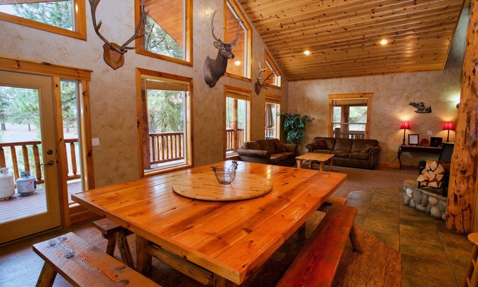 Cascade House | Beautiful Cascade Cabin - Steps from Lake & Golf Course