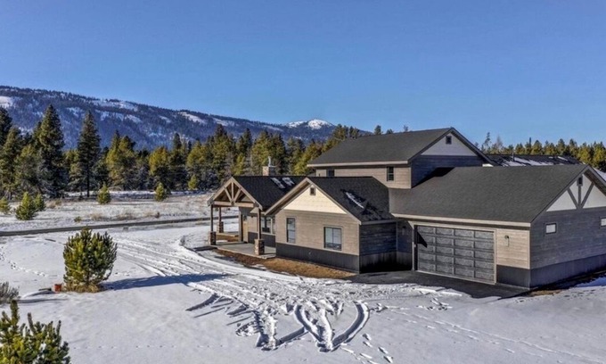 Donnelly House | Idyllic Cascade Pines Lake House with Hot Tub & Views