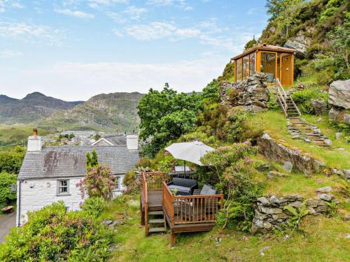 Rhiwbryfdir House | Cozy Cascades Cottage: Family & Pet-Friendly Getaway