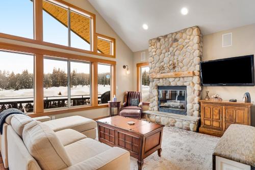 Snoqualmie Pass House | Relax at Cascadia Clouds Chalet with Hot Tub & Pet-Friendly Options