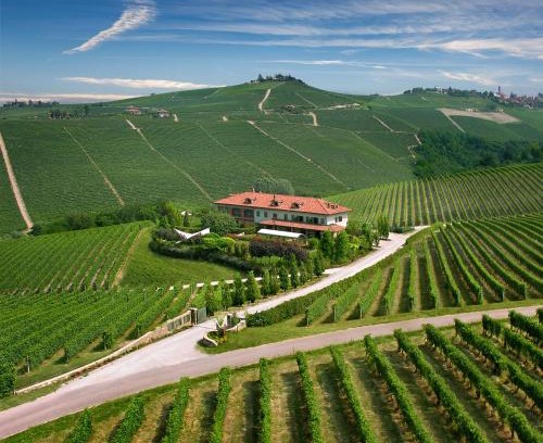 Alba House | Discover Cascina Baràc: 4-Star Hotel for Family Getaways