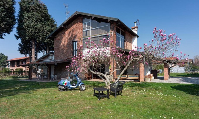 Pombia Bed & Breakfast | Cascina Cattabreghetta: Oceanfront Retreat with Hot Tub