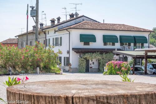 Lonato del Garda House | Discover Cascina Graziosa: Family-Friendly with a Restaurant