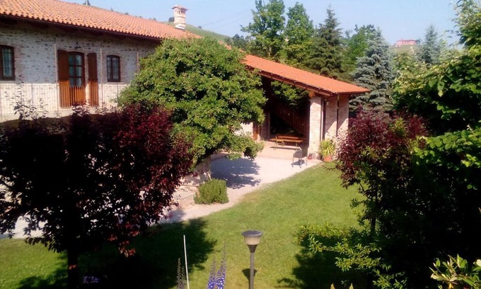 Farigliano House | Discover Cascina Stralla: Pet-Friendly Retreat with Breakfast