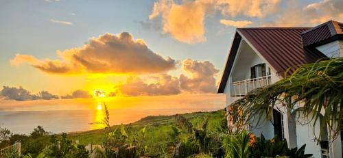 Les Avirons House | Discover Case Tortue: Perfect Stay with Kitchen & Pets Allowed