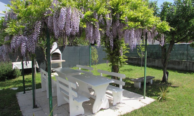 Rivabella House | Beachside Retreat: Casetta Bianca with Ocean Views & Pool