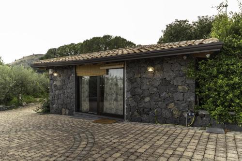 Viagrande House | Guest Rated 9.8: Casetta delle Rose sull'etna Retreat
