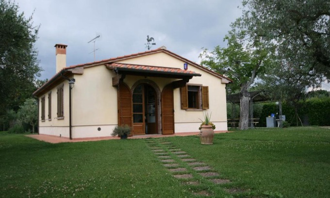 Donoratico House | Cozy Seaside Retreat: 4-Star Stay with Family & Pet-Friendly Perks