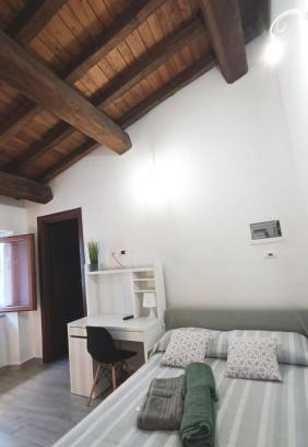 Roio Piano House | Charming Casetta Tipica in Borgo with Hot Tub, Rated 9/10