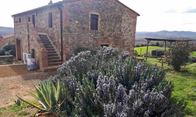 Cinigiano Apartment | Inviting Casetta Tre Poderi: Family-Friendly with Pool