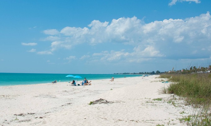 Nokomis Hotel | Beachfront Bliss at Casey Key Resorts with Family Amenities
