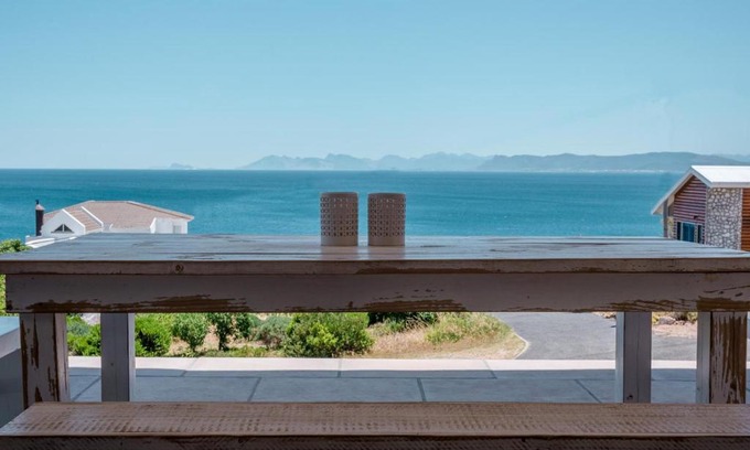 De Kelders House | Relax at Casey's Landing: Family-Friendly Oceanfront Escape