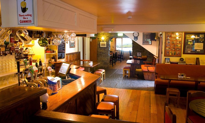 Baltimore Hotel | Exquisite Casey's of Baltimore: Pool, Dining & Family Fun